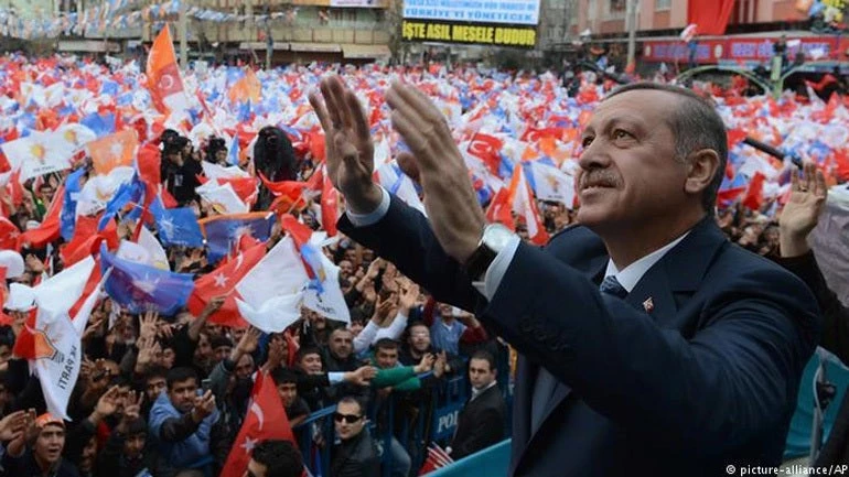 Τουρκία: Ο Ερντογάν προσελκύει ψηφοφόρους με προεκλογικά…μπαχτσίσια